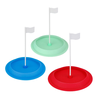 Minigolfhål med flagga.